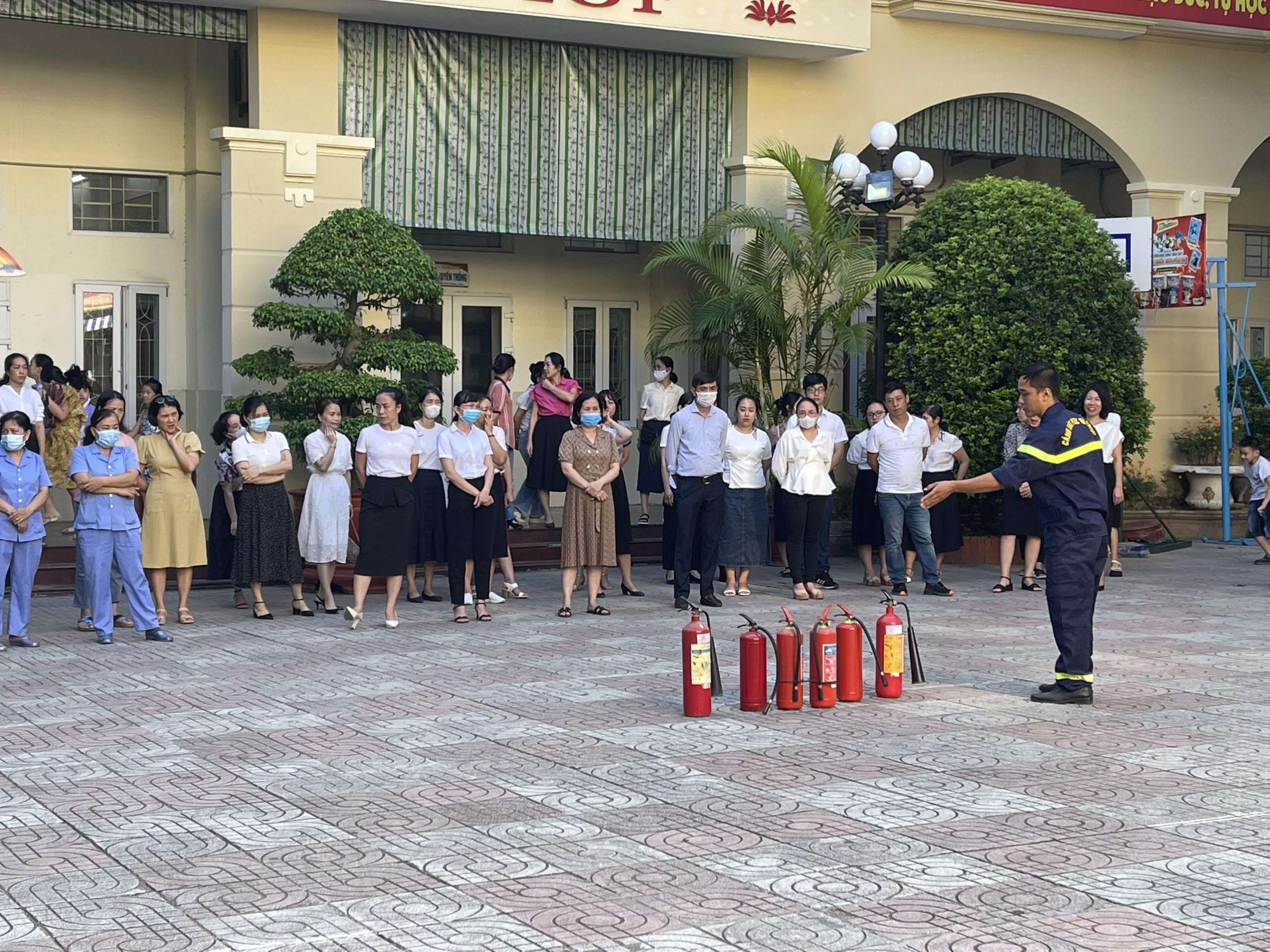 Công an quận Hồng Bàng phối hợp Trường Tiểu học Đinh Tiên Hoàng tập huấn  PCCC và CNCH năm 2022